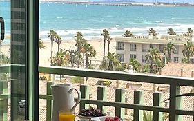 Stylish Well-Connected Beachfront Flat